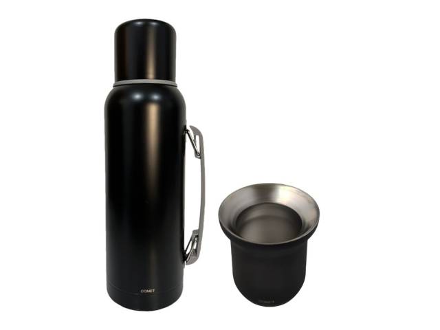 Tu COMBO ideal para cualquier ocasión. Con una capacidad de 1 litro y un diseño elegante, este termo de acero inoxidable mantendrá tus bebidas a la temperatura ideal por hasta 12 horas. Incluye un mate de 160 ml para disfrutar de tu compañía favorita.