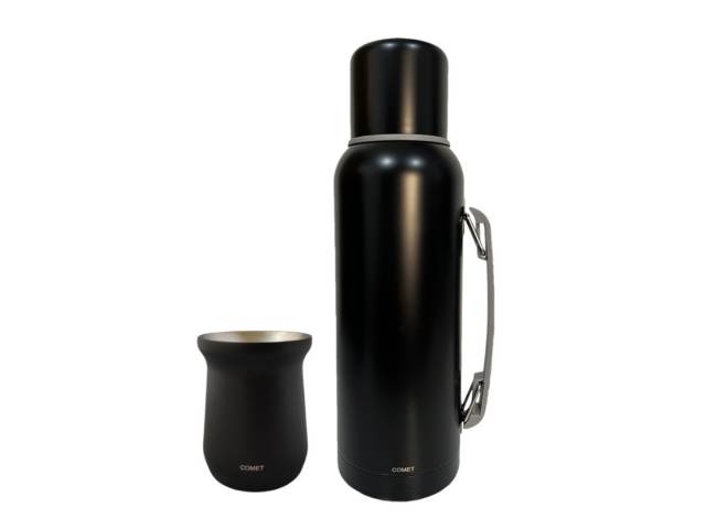 Tu COMBO ideal para cualquier ocasión. Con una capacidad de 1 litro y un diseño elegante, este termo de acero inoxidable mantendrá tus bebidas a la temperatura ideal por hasta 12 horas. Incluye un mate de 160 ml para disfrutar de tu compañía favorita.