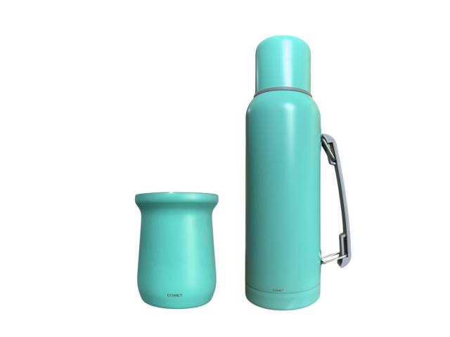 Combo  termo de acero inoxidable de 1 litro que mantiene la temperatura de tus bebidas por 12 horas y un mate de acero inoxidable de 260 ml. El termo tiene un diseño ergonómico con asa para un agarre cómodo y un tapón cebador para cebar mate fácilmente.