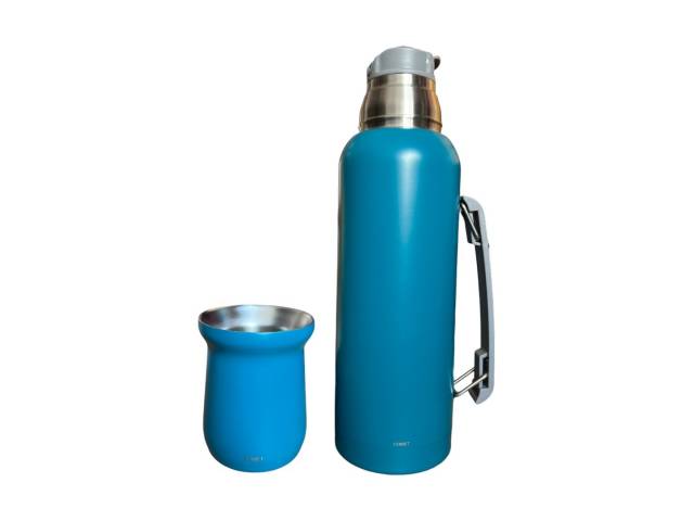 Combo  termo de acero inoxidable de 1 litro que mantiene la temperatura de tus bebidas por 12 horas y un mate de acero inoxidable de 260 ml. El termo tiene un diseño ergonómico con asa para un agarre cómodo y un tapón cebador para cebar mate fácilmente.