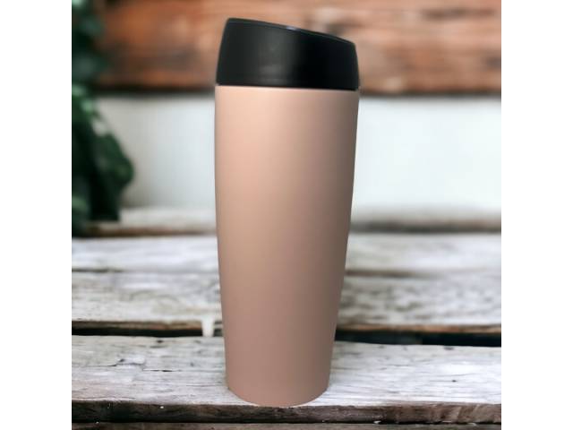 Disfruta de tus bebidas favoritas a la temperatura ideal con el Vaso Térmico Comet de acero inoxidable de 450ml. Su doble pared de acero inoxidable mantiene tus bebidas frías y calientes por varias horas.