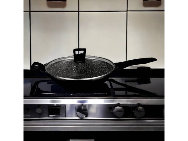  Descubre el Wok con Tapa de Vidrio Antiadherente 32cm Negro, la herramienta ideal para preparar deliciosas recetas de cocina oriental con facilidad. Su superficie antiadherente facilita la limpieza y evita que los alimentos se peguen.